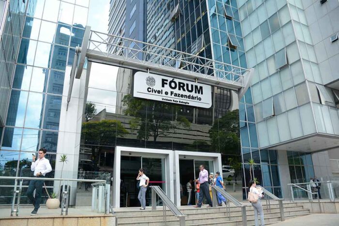 Pedreiro é condenado a indenizar tia da namorada por erros em reforma