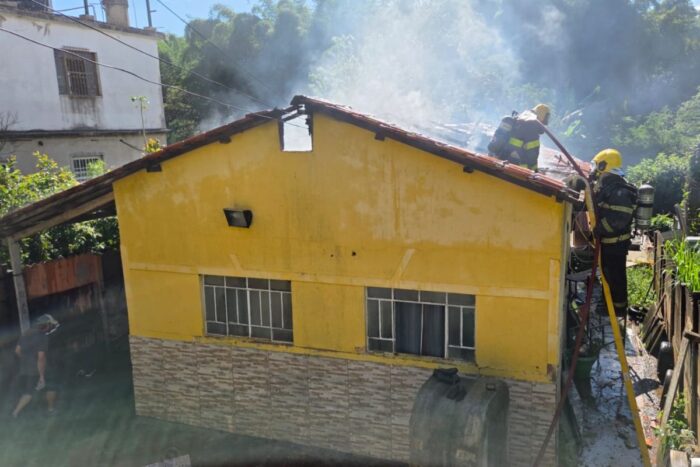 VÍDEO: Incêndio atinge casa próxima ao Centro Histórico de São João del-Rei 1 Incêndio atinge casa próxima ao Centro de São João del-Rei