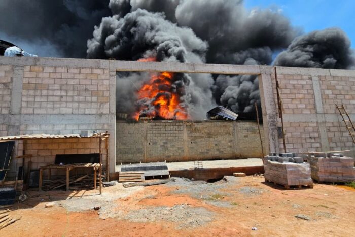 Incêndio de grandes proporções destrói fábrica de móveis 1 Incêndio de grandes proporções destrói fábrica de móveis em Ubá