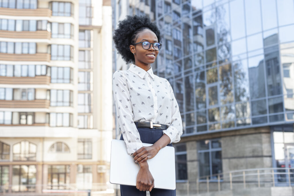 Por que a autoconsciência é decisiva para sua carreira em um mercado de trabalho em transformação 1 medium shot stylish african woman office clothes