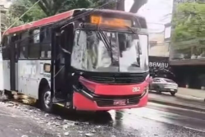 Ônibus bate em poste e deixa Deusdedith Salgado em meia pista