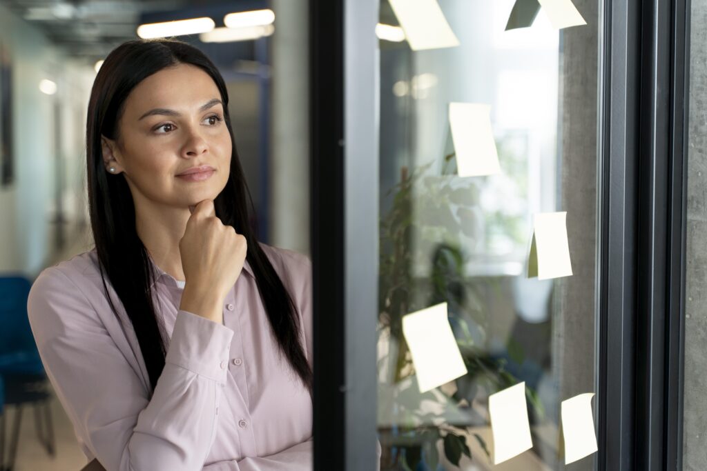 Pensamento crítico e sistêmico: como pensar de forma mais estratégica em tempos automatizados 1 person working as part company team