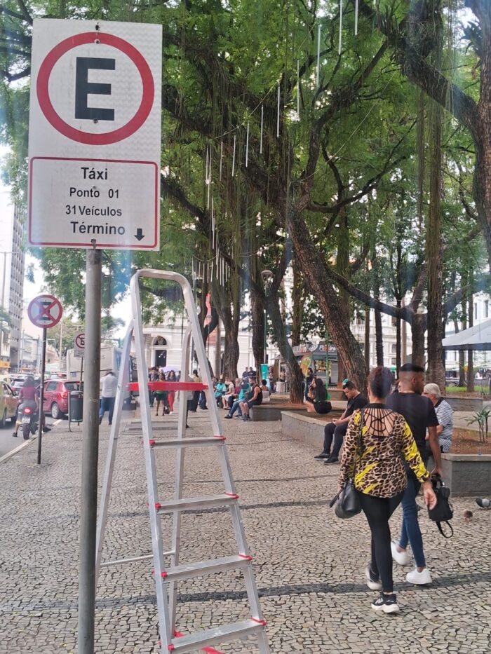 Prefeitura repara sinalização danificada no Parque Halfeld após denúncia 2 placa pq halfeld ajustada