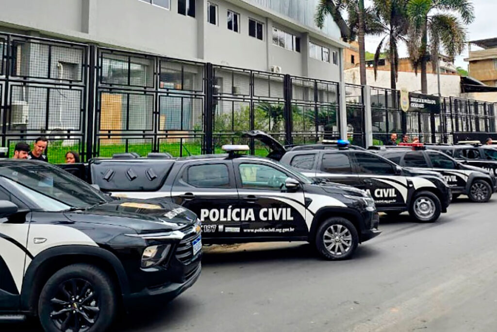 Governo de Minas anuncia nomeação de 54 delegados para a Polícia Civil 1 Governo de Minas Gerais anuncia nomeação de 54 delegados da Polícia Civil; salário inicial é de R$ 14.931,31 e nomeações ocorrem nos próximos dias.