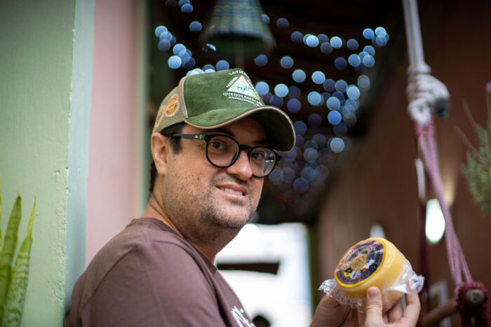 Produzido na Serra da Mantiqueira, queijo mais premiado do Brasil foi servido na coroação do Rei Charles 1 queijo generosa