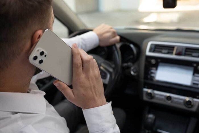Uso do celular ao volante se torna principal perigo no trânsito, conclui pesquisa 1 Uso do celular ao volante se torna principal perigo no trânsito, conclui pesquisa