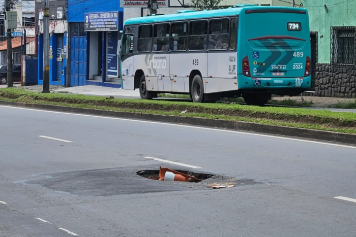 Buraco na Avenida JK preocupa motoristas e pedestres na Zona Norte 1 1200 x 800 1 1
