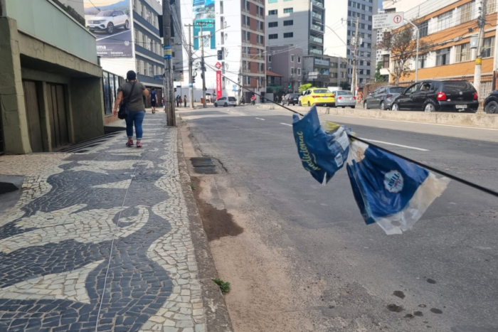 Fios soltos oferecem risco a pedestres na Avenida Itamar Franco