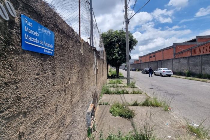 Moradores reclamam de calçadas deterioradas e mato alto no Mariano Procópio 1 Moradores reclamam de calçadas deterioradas e mato alto no Mariano Procópio
