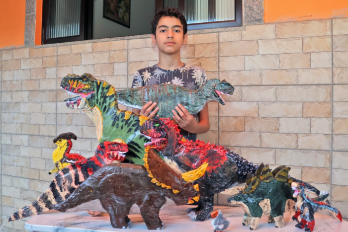 Retrospectiva 2025: Com papelão, menino de 13 anos dá vida a dinossauros de brinquedo e acende debate sobre reciclagem 1 papelão benício