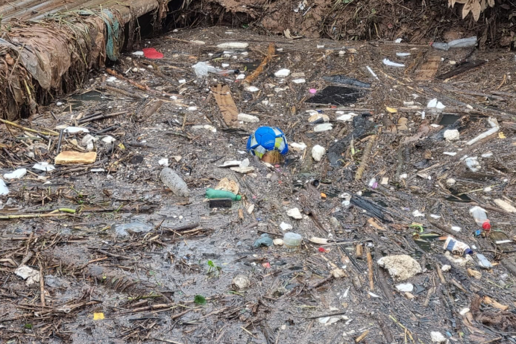 Córrego Humaitá segue com barro e lixo acumulado no Industrial após chuvas 1 Córrego Humaitá segue com barro e lixo acumulado no Industrial após chuvas