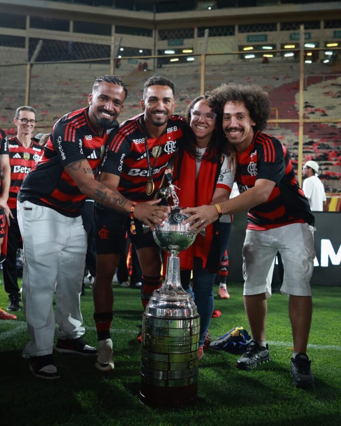 Herói do Flamengo: Danilo saiu de Bicas e teve formação no Tupynambás antes de entrar na história rubro-negra 3 Danilo com familia foto arquivo pessoal