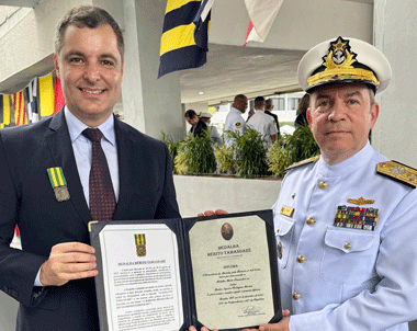 Coluna Cesar Romero – 21 e 22 de dezembro de 2025 3 JF POR AI Medalha da Marinha no Rio Marlon Siqueira 181225 CR 2