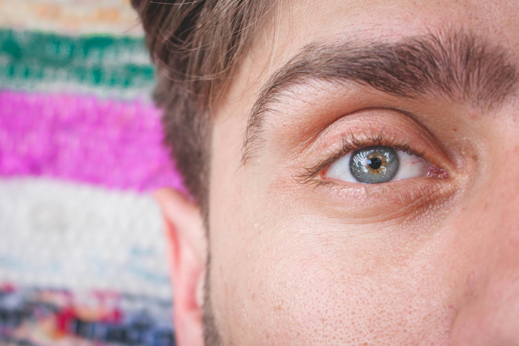 'Trend' nas redes sociais, raspar os cílios pode causar lesões nos olhos