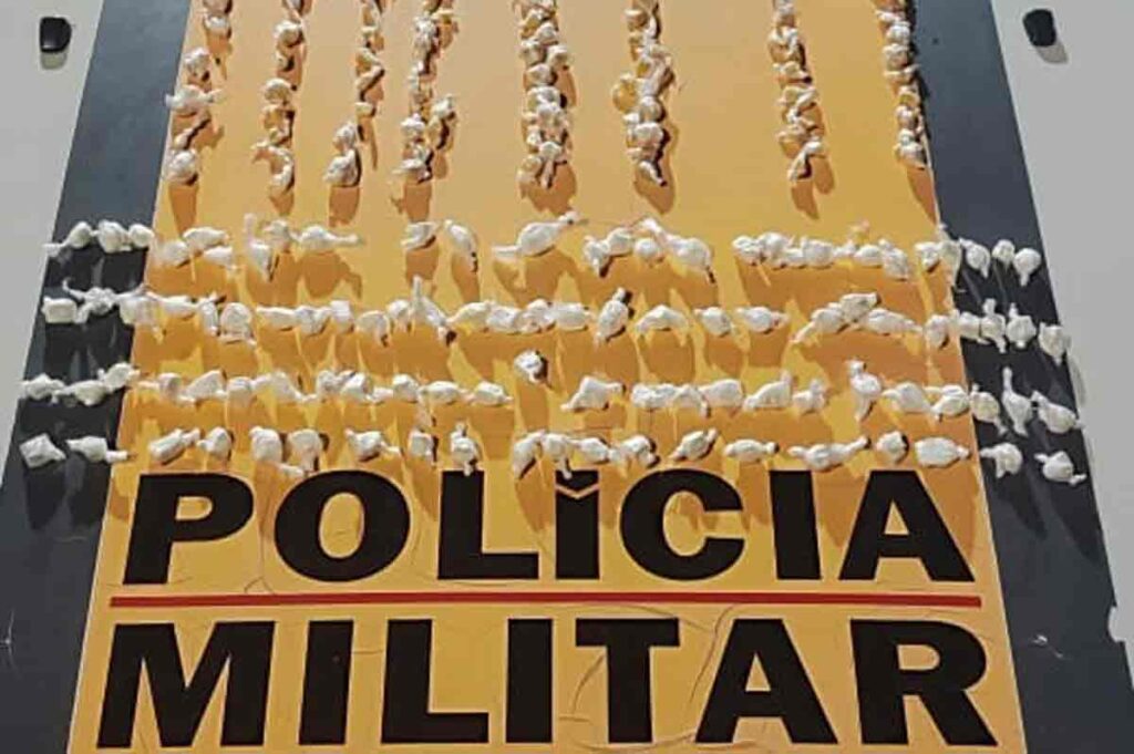 Operação na MG-338 termina com três presos e apreensão de cocaína e crack 1 PMMG