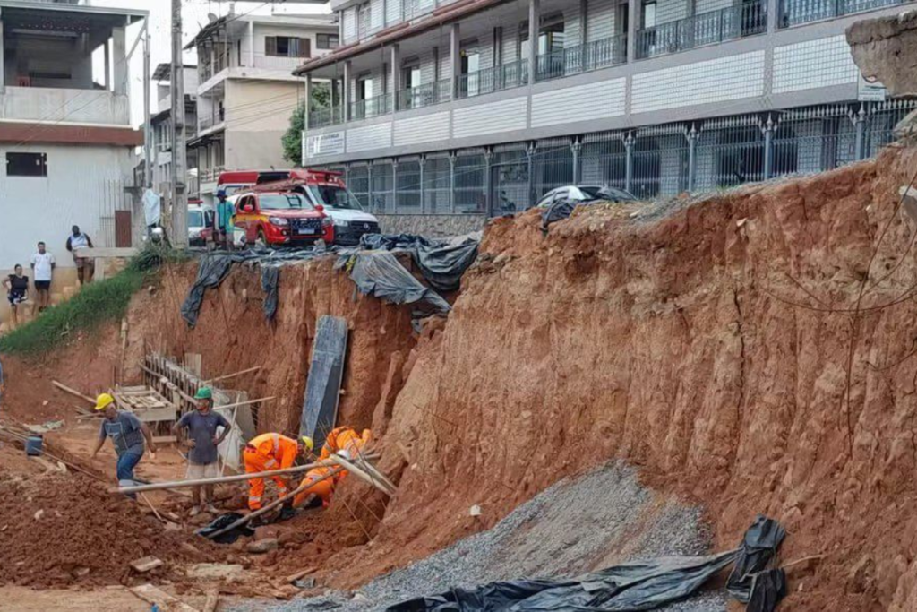 Operário fica parcialmente soterrado em obra da Prefeitura de Cataguases 1 Soterrado em Cataguases Divulgacao Corpo de Bombeiros