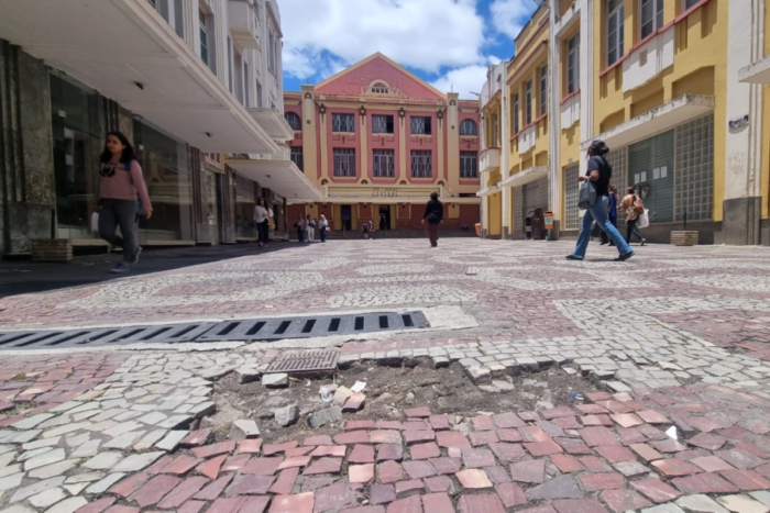 Buracos no Calçadão da Halfeld dificultam circulação e oferecem riscos a pedestres 1 VU Leonardo Costa