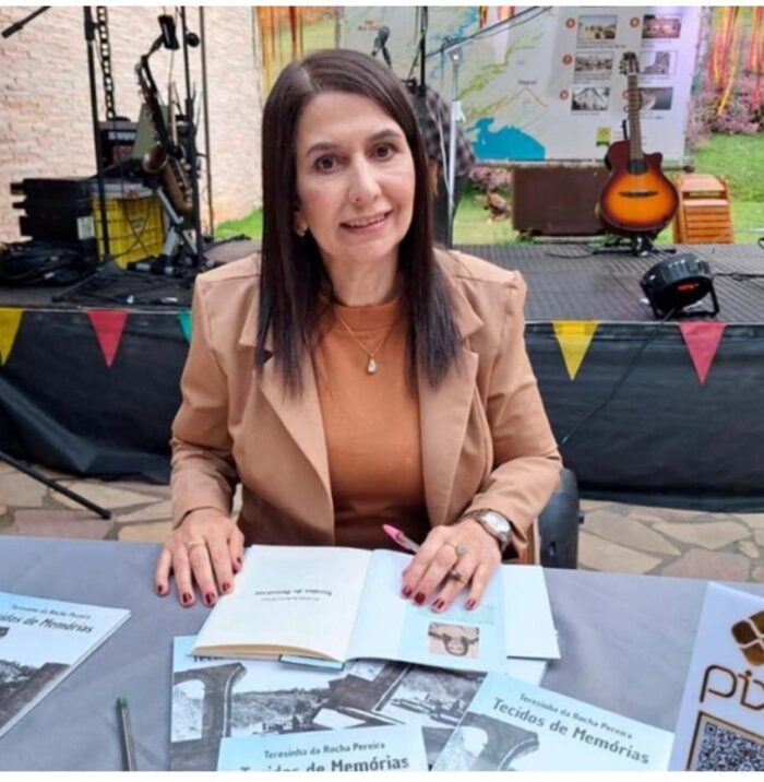 Teresinha da Rocha Pereira lança livro 'Tecidos de memórias' em Juiz de Fora com sarau poético 1 WhatsApp Image 2025 12 02 at 18.31.01