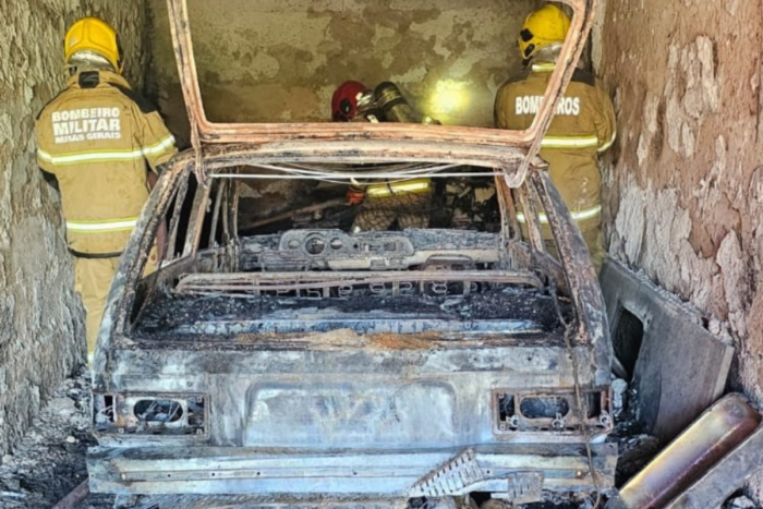 Carro pega fogo dentro de garagem em Santos Dumont 1 veículo