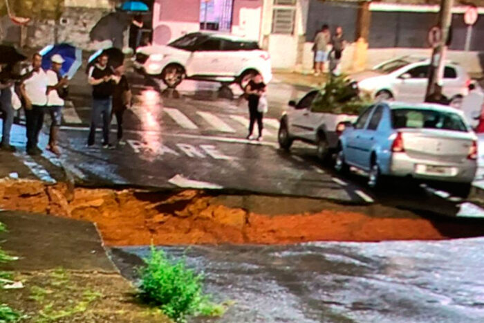 Cratera se abre em Juiz de Fora após fortes chuvas, e cidade registra pontos de alagamento 2 bonfim leitor chuvas