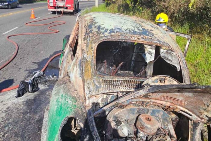 Carro pega fogo subindo a Serra do Bandeirantes 1 Carro pega fogo subindo a Serra do Bandeirantes