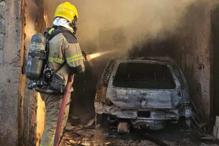 Carro pega fogo dentro da garagem na Zona Norte 1 carro pega fogo