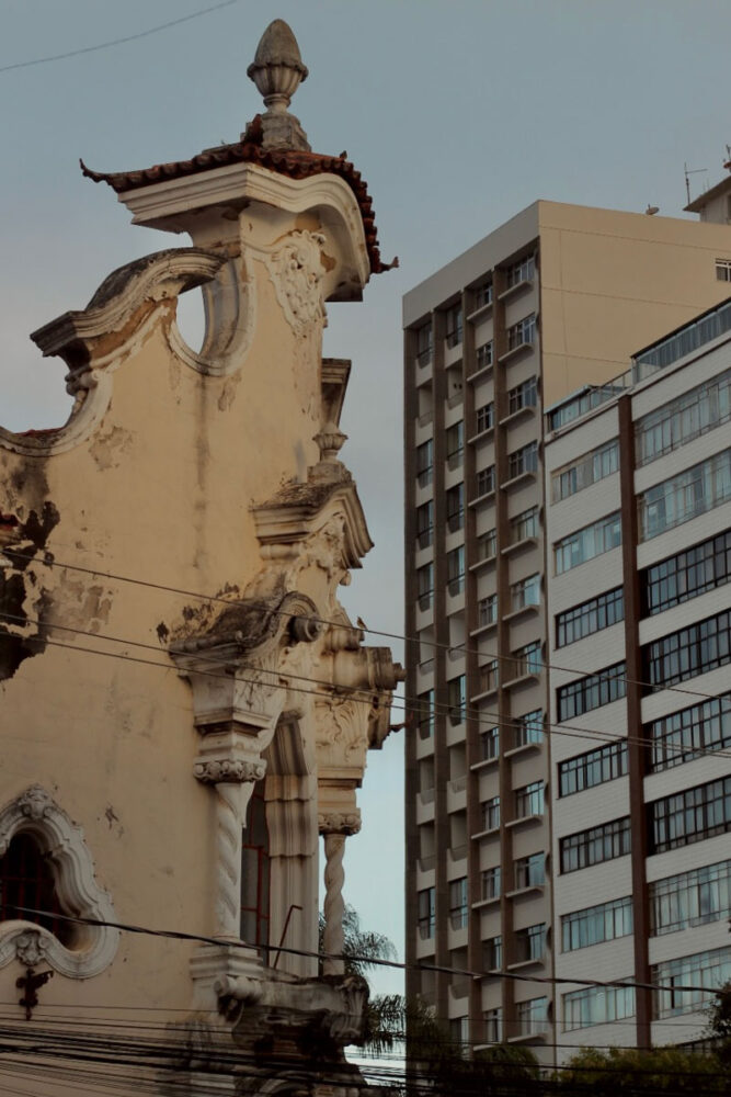 Livro preserva a memória arquitetônica de Barbacena em 200 fotos de casas, portas e janelas 1 livro barbacena