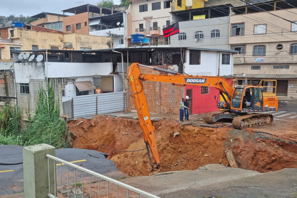 Drenagem, limpeza e contenção: Bairros afetados pelas chuvas recebem trabalhos de reparação 1 manoel honorio leonardo costa 2