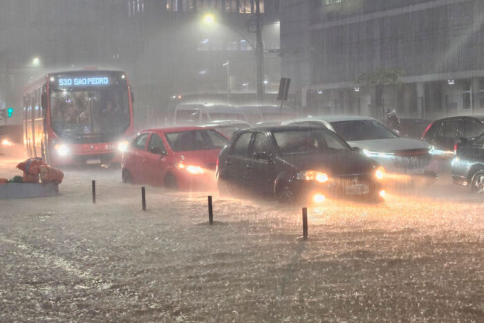 Cratera se abre em Juiz de Fora após fortes chuvas, e cidade registra pontos de alagamento 1 marcelo ribeiro chuva andaradas