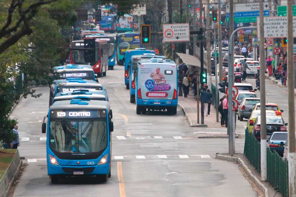 86% dos ônibus param de circular após chuvas; veja as linhas que permanecem