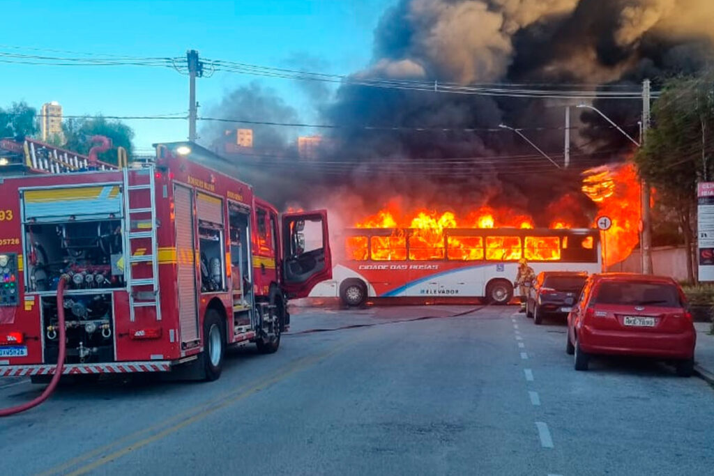 VÍDEO: Ônibus urbano pega fogo e fica completamente destruído em Barbacena 1 onibus fogo barbacena bombeiros