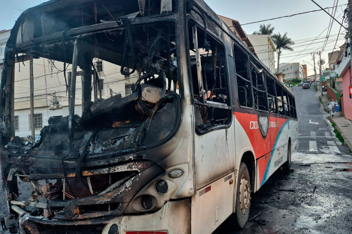 onibus-fogo-barbacena-bombeiros.jpg2 onibus-fogo-barbacena-bombeiros.jpg2