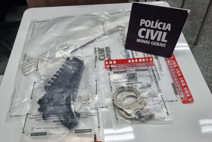 Operação apreende simulacro de arma de fogo, facão e algema em mandado contra violência doméstica 1 Operação apreende simulacro de arma de fogo, facão e algema em mandado contra violência doméstica