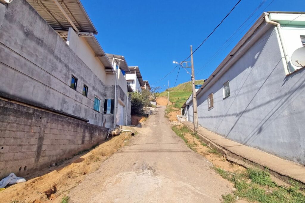 ‘Não sei se é pior a pé ou de carro‘: Rua com risco geotécnico muito alto no Ponte Preta traz dificuldades para moradores