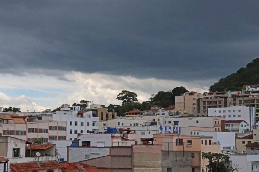 Sob alerta de tempestade, temperatura diminui ao longo da semana em Juiz de Fora 1 Sob alerta de tempestade, temperatura cai ao longo da semana em Juiz de Fora