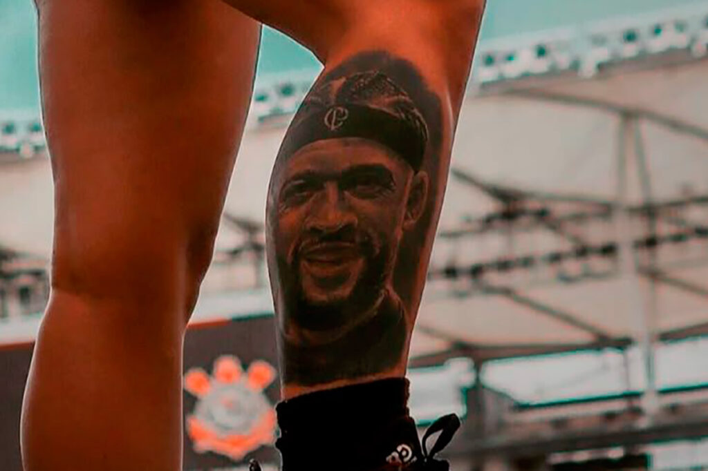 Torcedora de Juiz de Fora tatua rosto de Memphis Depay e celebra ano vitorioso do Corinthians