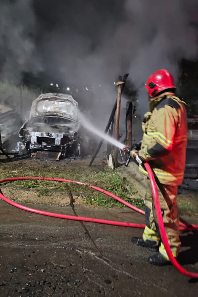 Incêndio destrói 4 veículos em garagem improvisada na Vila Alpina 1 Incêndio atinge quatro veículos em garagem no bairro Vila Alpina