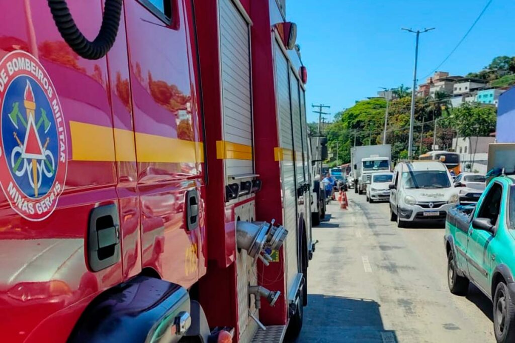 Jovem de 19 anos é arrastada por caminhão após acidente de moto na Zona Norte