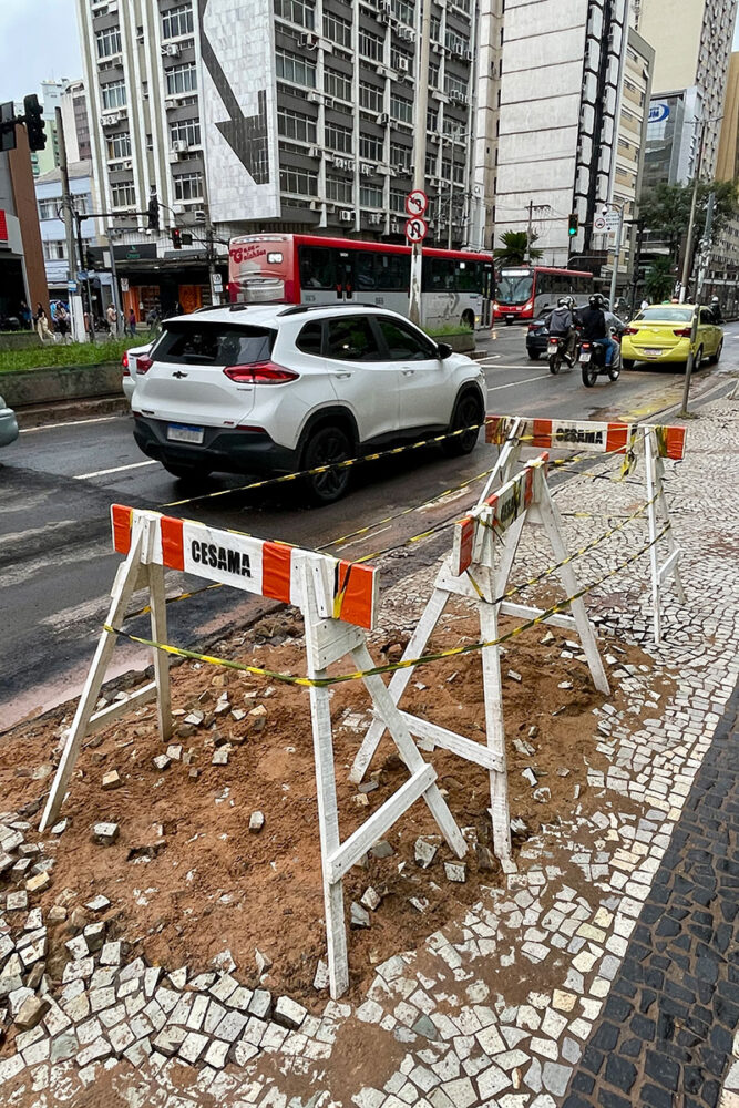 Trânsito é liberado na Avenida Rio Branco após reparo em rede da Cesama