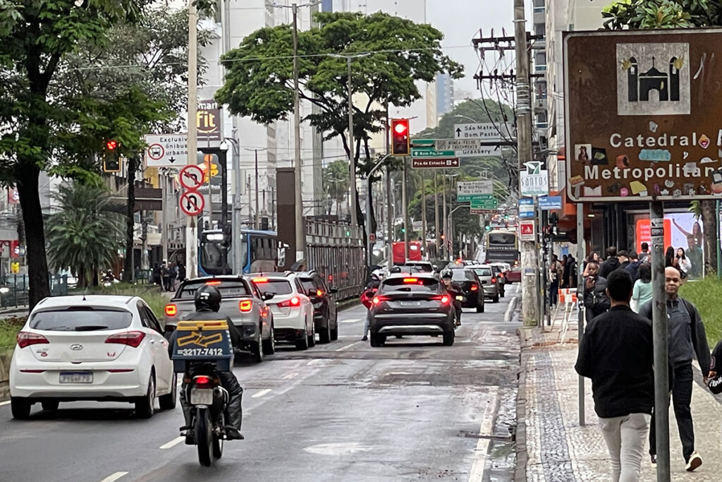 Trânsito é liberado na Avenida Rio Branco após reparo em rede da Cesama 3 Trânsito é liberado na Avenida Rio Branco após reparo em rede da Cesama
