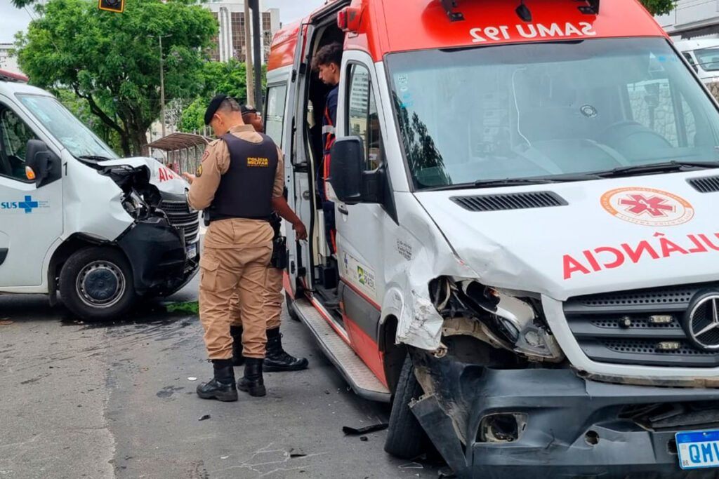 Ambulâncias se envolvem em acidente na Avenida Rio Branco