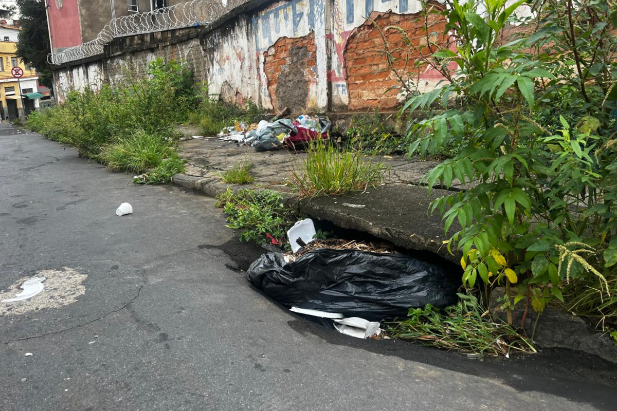Bueiro obstruido e mato alto no Bairro São Bernardo (1)