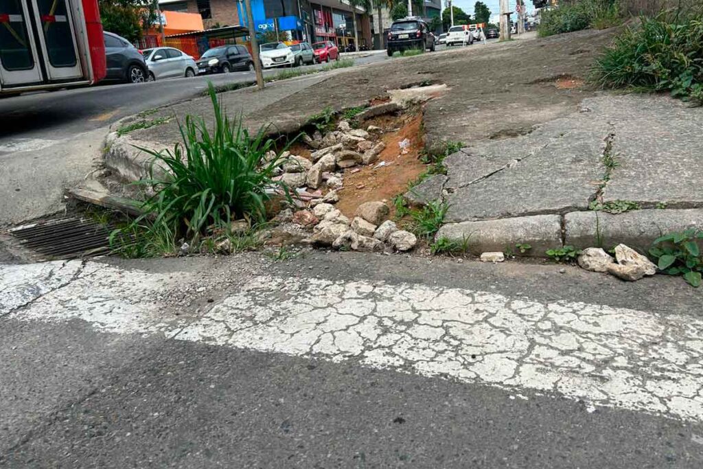 CALCADA DANIFICADA ACESSIBILIDADE