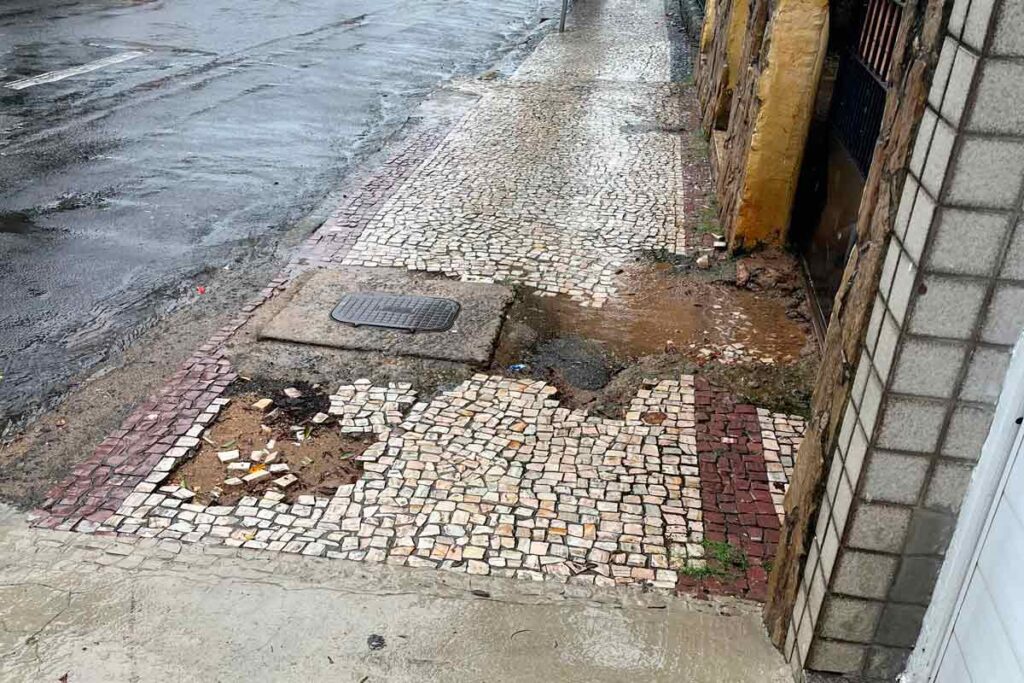 Prefeitura vai notificar proprietário por calçada danificada no Centro 1 CALÇADA-VU