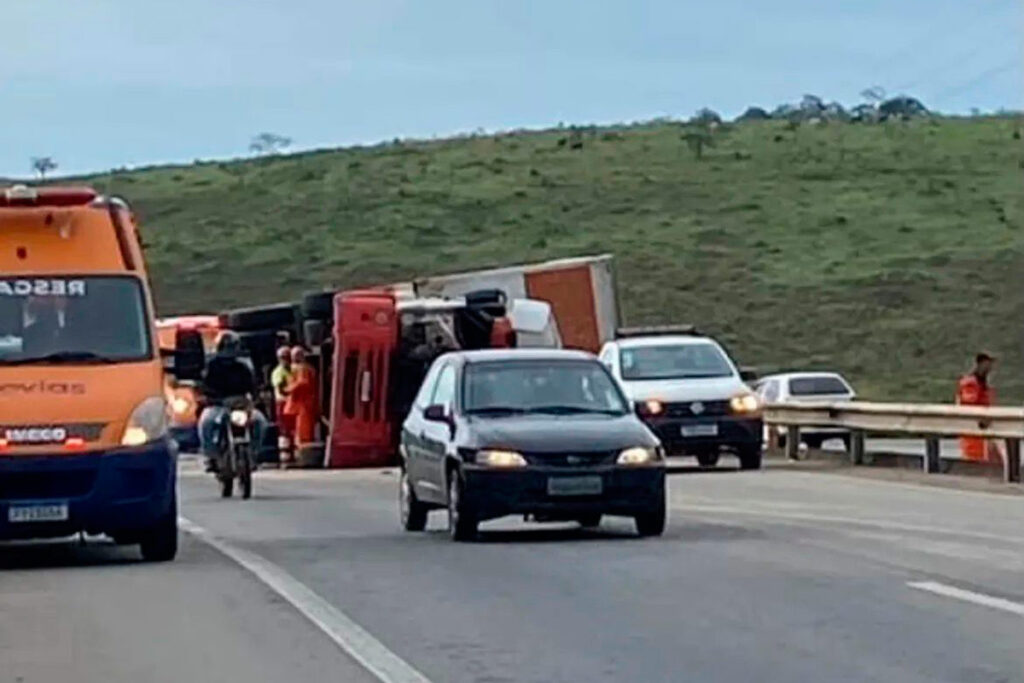 Carreta com bicicletas elétricas tomba na BR-040 e polícia é acionada por tentativa de roubo de carga 2 CARRETA BR
