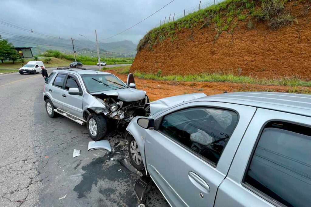 CARROS ACIDENTE