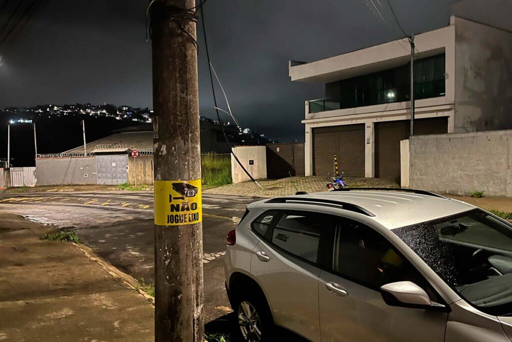 Fiação exposta na Avenida Eugênio do Nascimento fica próxima à altura de pedestres 2 FIOS-SOLTOS