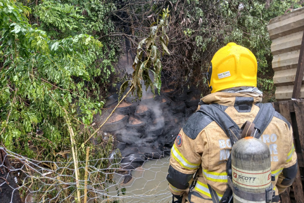 Incêndio atinge pneus usados como contenção de córrego na Zona Norte 2 Incendio na Rua 2 Santa Cruz Bombeiros
