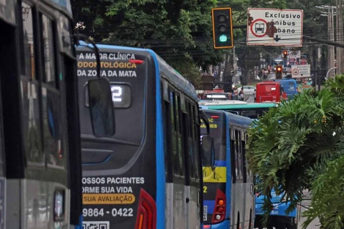 Ônibus terão horários de dias úteis e passagem gratuita no domingo de votação