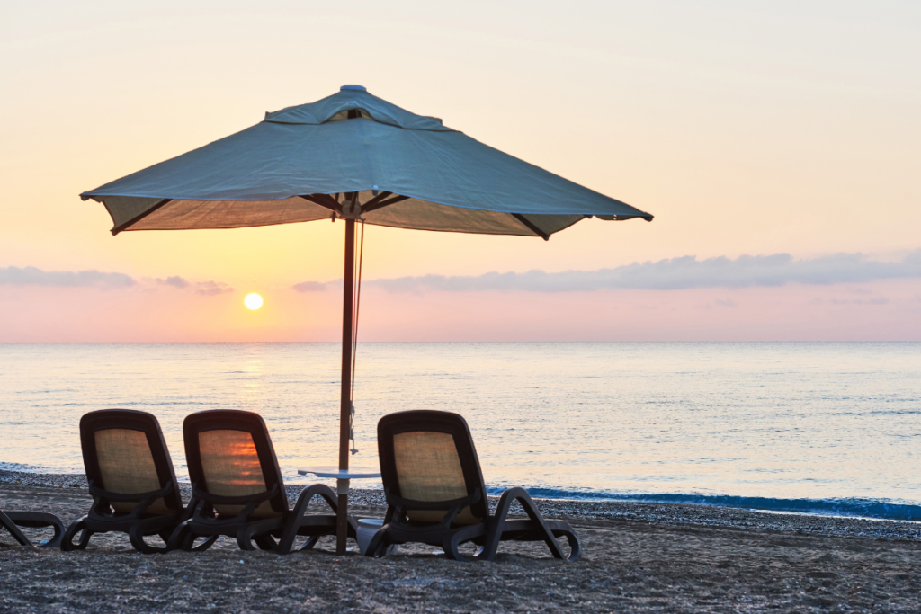 Procon orienta sobre consumo mínimo e taxas em praias e bares nas férias 1 Praia Freepik